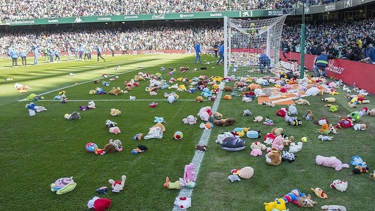 شاهد.. جماهير ريال بيتيس تمطر أرضية الملعب بألعاب الأطفال في لفتة إنسانية 