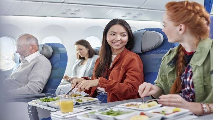 طيار يكشف حقيقة مروعة حول وجبات طعام المسافرين 