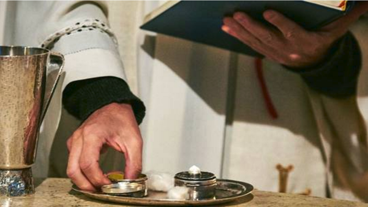 قس مزيف خدع المصلين لأكثر من 18 عاما