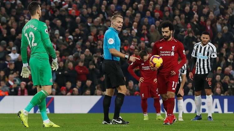 محمد صلاح مهدد بالإيقاف لمباراتين وجماهير البريميرليغ تنتقده
