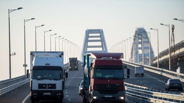 اقبال منقطع النظير على جسر القرم الروسي