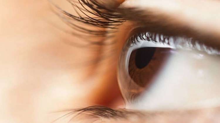 شاب يذرف دما من عينيه والأطباء عاجزون عن تفسير السبب