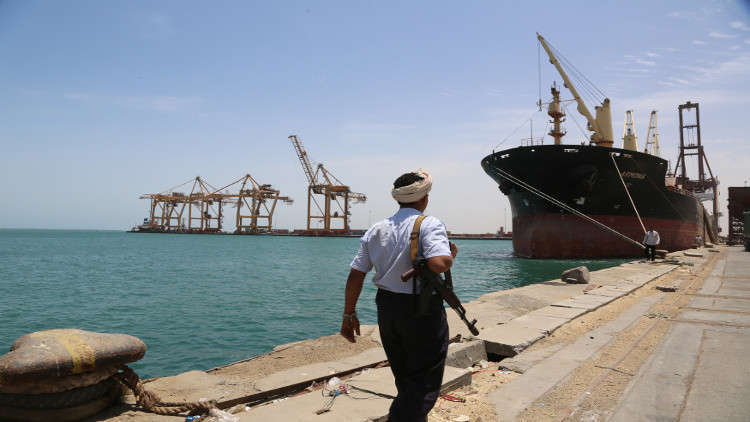 اليمن.. الحوثيون يسلمون ميناء الحديدة