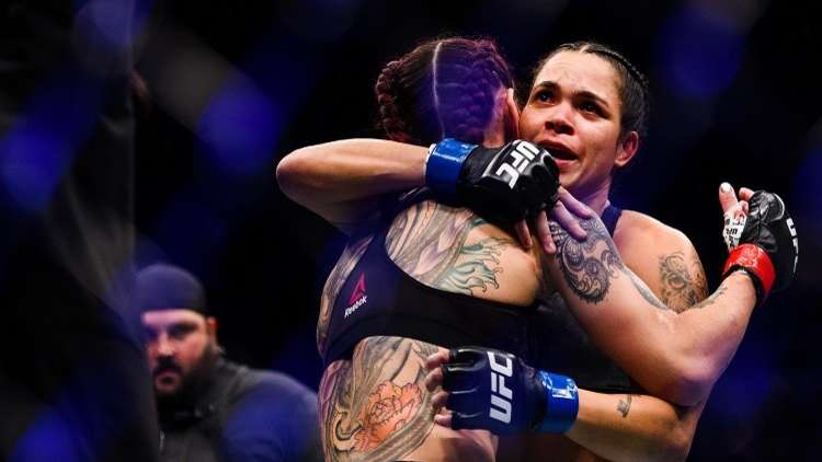 بالفيديو.. مقاتلة تحصل على 50 ألف دولار مكافأة على جمال وقوة ضربتها القاضية