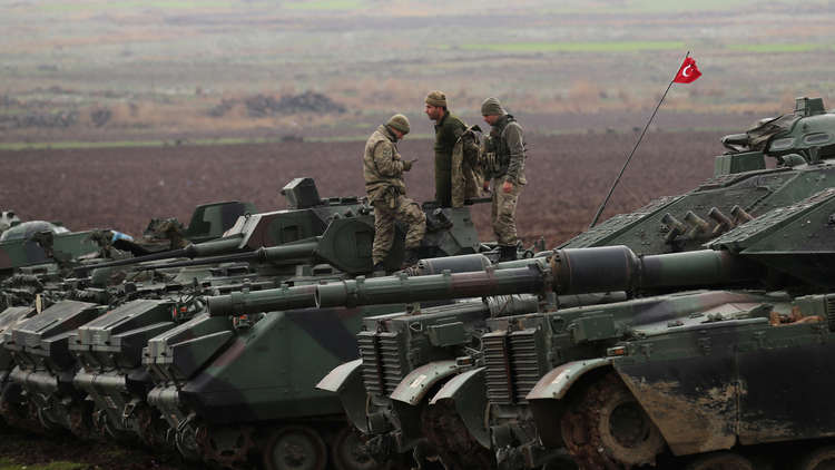 تركيا تواصل حشد قواتها عند الحدود مع سوريا
