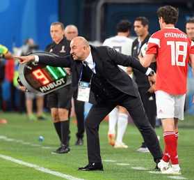 مدرب الفريق الوطني الروسي ستانيسلاف تشيرتشيسوف خلال مباراة روسيا ومصر، مرحلة المجموعة من بطولة "فيفا" لكأس العالم "روسيا 2018"