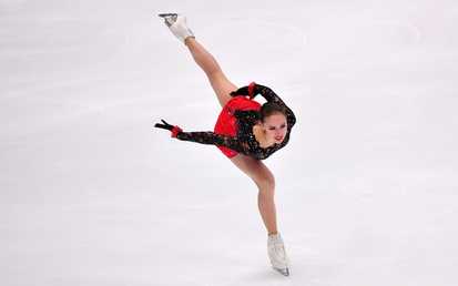 الروسية ألينا زاغيتوفا خلال فقرة التزلج الحر في البطولة الخامسة للجائزة الكبرى للتزلج في موسكو