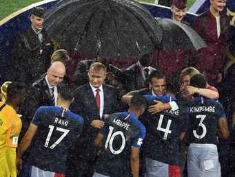 الرئيس الروسي فلاديمير بوتين والرئيس الفرنسي إيمانويل ماكرون ورئيسة كرواتيا كوليندا غرابار-كيتاروفيتش خلال مراسم توزيع جوائز بطولة "فيفا" لكأس العالم لكرة القدم "روسيا 2018" في ملعب لوجنيكي بموسكو، 15 يوليو/ حزيران 2018