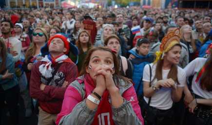 مشجعون يتابعون البث المباشر لمباراة روسيا ومصر، مرحلة المجموعة، لبطولة "فيفا" كأس العالم في روسيا 2018، مدينة سان بطرسبورغ