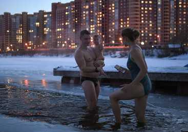 أعضاء نادي السباحة الشتوية في بحيرة في حي لينيسكي في نوفوسيبيرسك الروسية