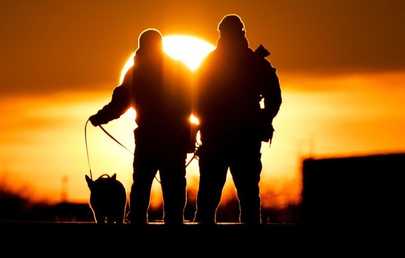 ضباط الشرطة يتفقدون المنطقة حول منصة الفضاء "بايكونور" قبل إطلاق الصاروخ الحامل "سويوز إف غ"