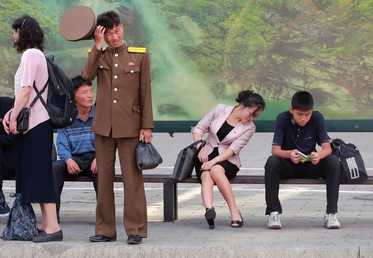 مواطنون بمحطة الباص في مدينة بيونغ يانغ، كريا الشمالية