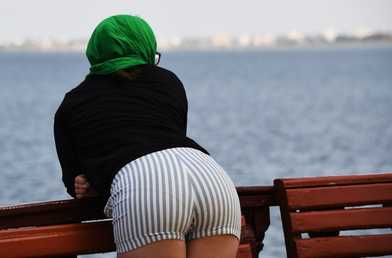 فتاة على شاطئ جزيرة جربة في تونس