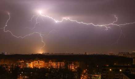 عاصفة رعدية ربيعية في موسكو