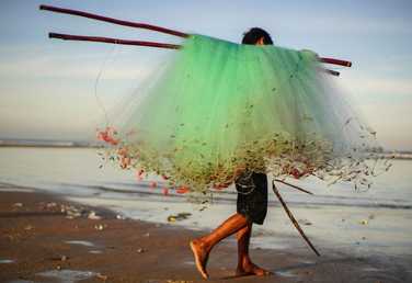 صياد على شاطئ في قرية كي غا في الفيتنام