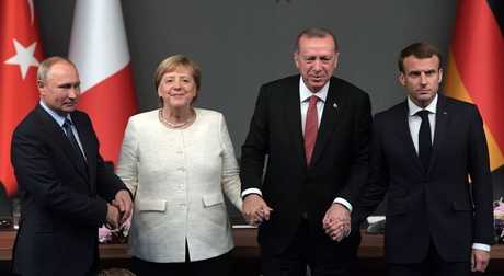 الرئيس الروسي فلاديمير بوتين، والرئيس التركي رجب طيب أردوغان، والمستشارة الألمانية أنغيلا ميركل، والرئيس الفرنس إيمانويل ماكرون أثناء المؤتمر الصحفي المشترك حول سوريا في مدينة اسطنبول، تركيا 27 أكتوبر/ تشرين الأول 2018