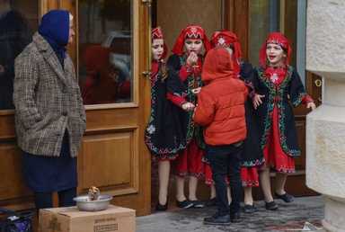 فتيات يرتدين الأزياء التقليدية في مسرح في مدينة كوتايسي ، جورجيا