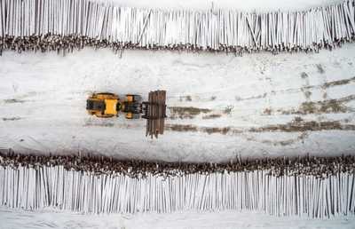 مستودع المواد الخام بمجمع الصناعات الخشبية "كراسليسنفيست" في حي بوغوتشانسك في إقليم كراسنويارسك الروسي