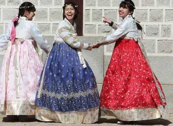 فتيات يرتدين أزياء تقليدية في مدينة سيئول، كوريا الجنوبية