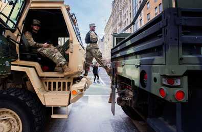 الحرس الوطني خلال مسيرة "من أجل حياتنا" في واشنطن، مطالبين بتشديد السيطرة على انتشار الأسلحة النارية في الولايات المتحدة