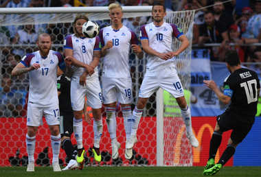 الأرجنتيني ليونيل ميسي واللاعبين الأيسلنديين جيلفي سيغوردسون، وهيردور ماغنوسون، وبيركير بيارناسون، وأرون غونارسون، في مباراة مرحلة المجموعة لكأس العالم "روسيا 2018"، بين الأرجنتين وأيسلندا