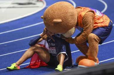 الرياضي الفرنسي باسكال مارتينو لاغارد، بعد سباق 110 متر مع حواجز للرجال، في بطولة الاتحاد الأوروبي لألعاب القوى في برلين