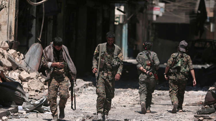 الدفاع السورية: انسحاب نحو 400 مقاتل كردي من منبج إلى شاطئ شرق الفرات (فيديو)
