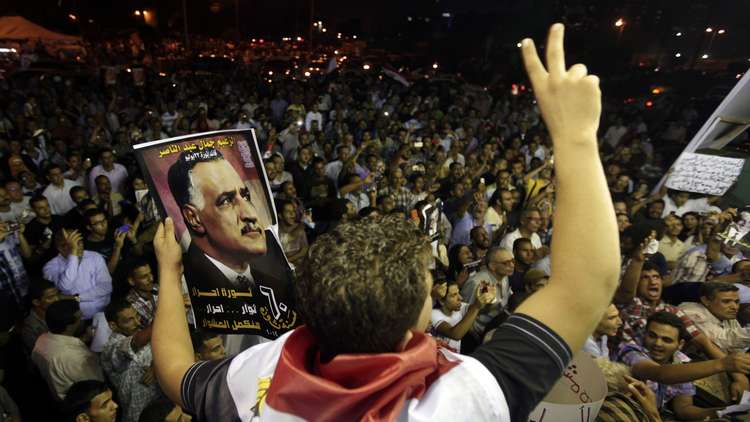 صورة لعبد الناصر خلال مظاهرة في ميدان التحرير