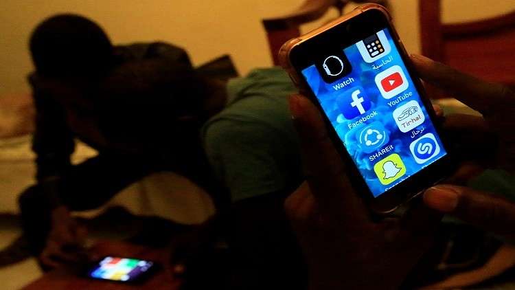 رويترز: السودان يقيد ارتياد مواقع التواصل الاجتماعي 
