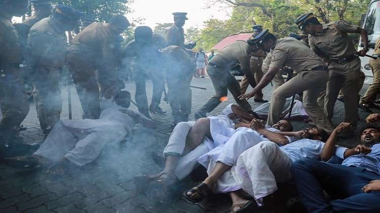 دخول امرأتين معبدا هندوسيا يفجر احتجاجات عنيفة في الهند
