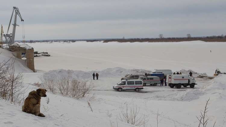 انهيار الجليد يتسبب بغرق سيارة جيب ورافعة وشاحنة 
