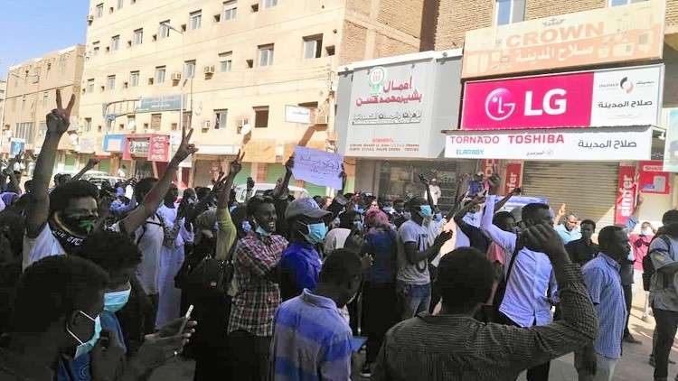 مسيرة في القضارف تكريما لقتلى الاحتجاجات في السودان 