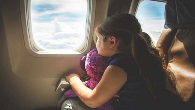 لماذا يجبَر الركاب على فتح نوافذ الطائرة عند الهبوط والإقلاع؟