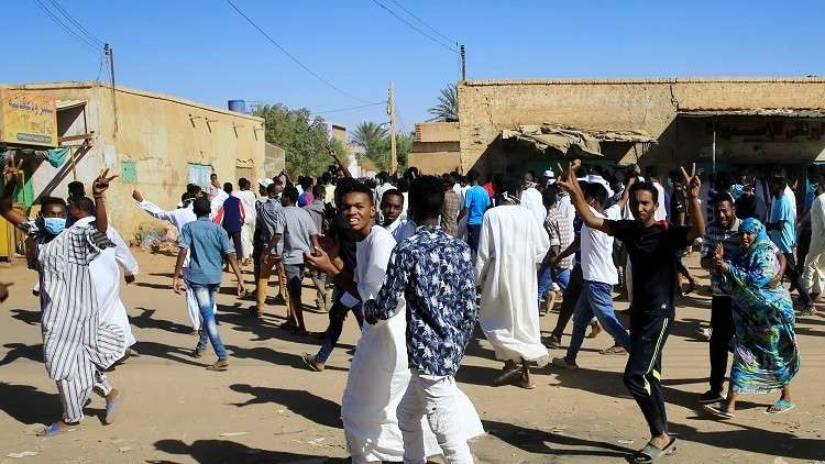 الشرطة السودانية تفرق المتظاهرين بالغاز المسيل للدموع 