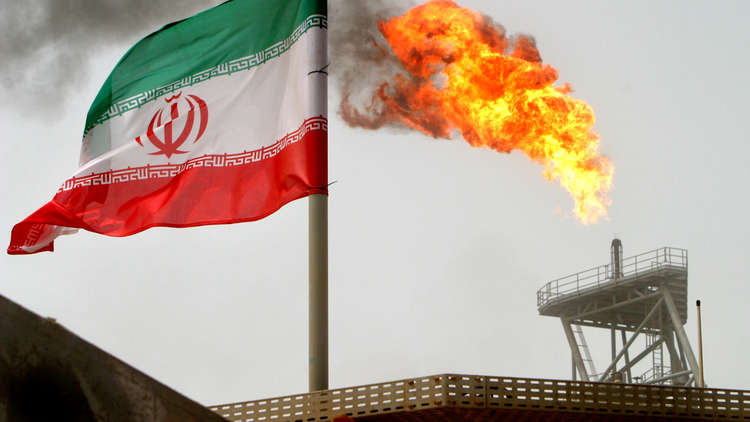 مسؤول أمريكي يكشف عن سبب إعفاء مشتري النفط الإيراني من العقوبات