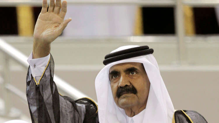 قطر.. سيلفي الأمير الوالد مع مقيمين هنود يثير جدلا