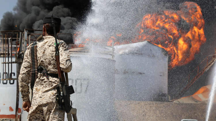 حريق مصافي عدن يتوسع ويوقع إصابات والحوثي يحمل التحالف المسؤولية