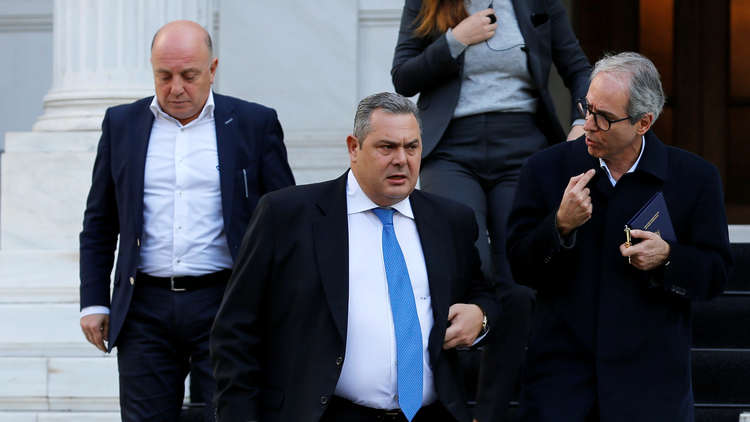 وزير دفاع اليونان يعلن استقالته احتجاجا على اسم 
