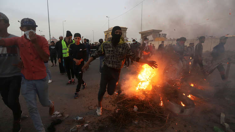 بالفيديو.. اشتباكات عنيفة بين الأمن العراقي والمحتجين في البصرة