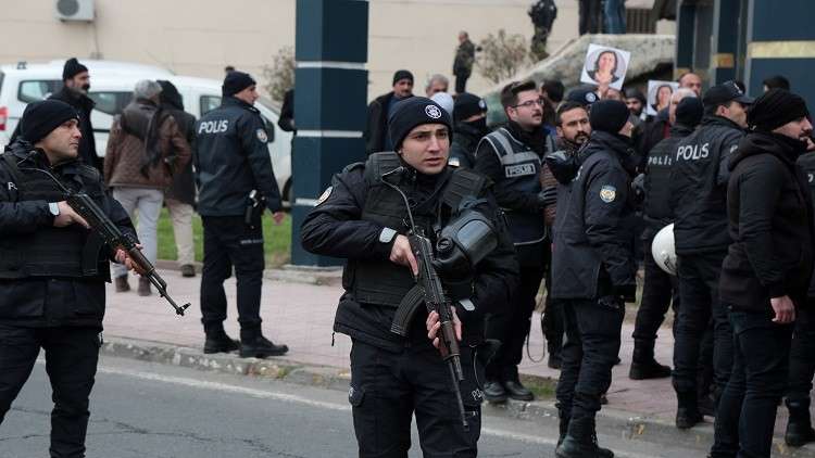 تركيا تأمر باعتقال 200 عسكري لصلتهم بغولن 
