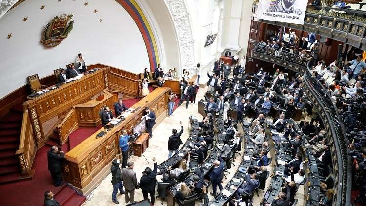 البرلمان الفنزويلي يعلن مادورو 