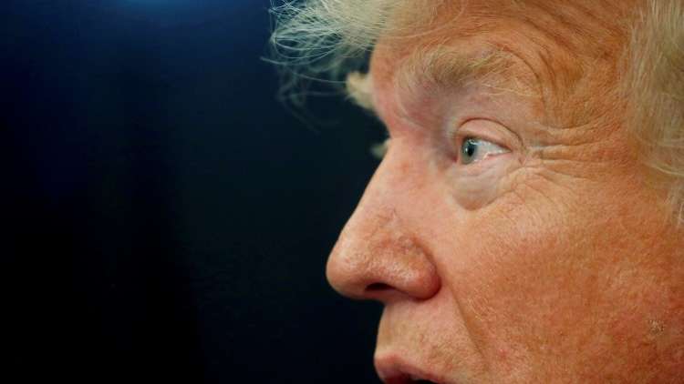 صورة.. الأطباء قلقون على صحة ترامب بعد ظهور ضمادات لاصقة ملطخة بالدم على يده