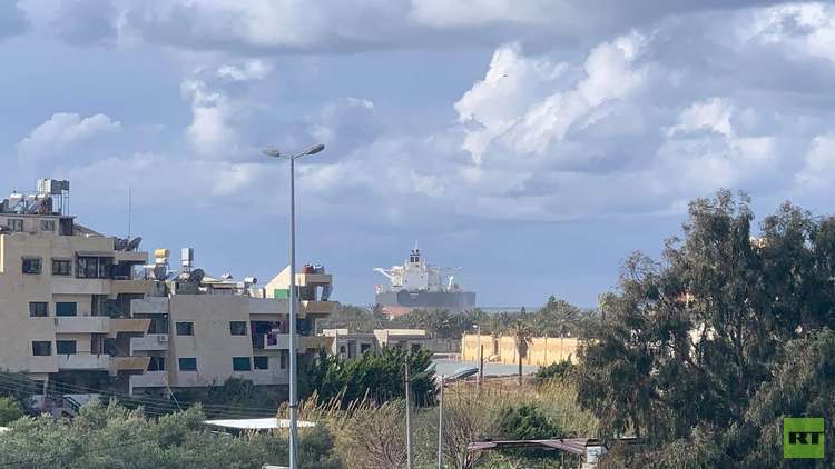 صور.. العاصفة تدفع بسفينة كبيرة إلى مقابل الأحياء السكنية في اللاذقية السورية!