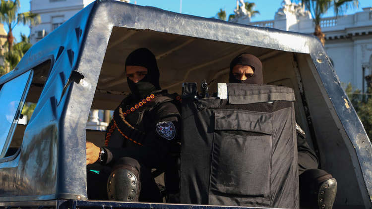 مصر.. ضبط 5 مسؤولين بقطاعين حيويين لتقاضي رشى