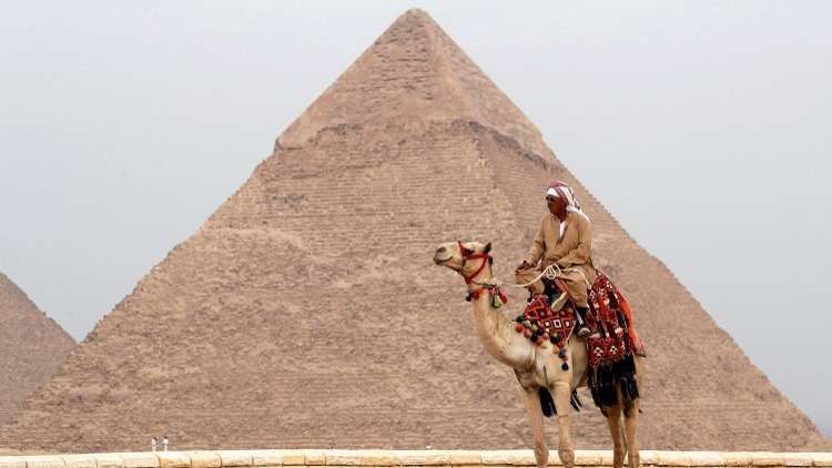 إعلامي مصري: هناك 4 منازل تبنى داخل حرم الأهرامات