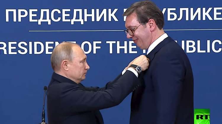 شاهد.. بوتين يقلد وسام 