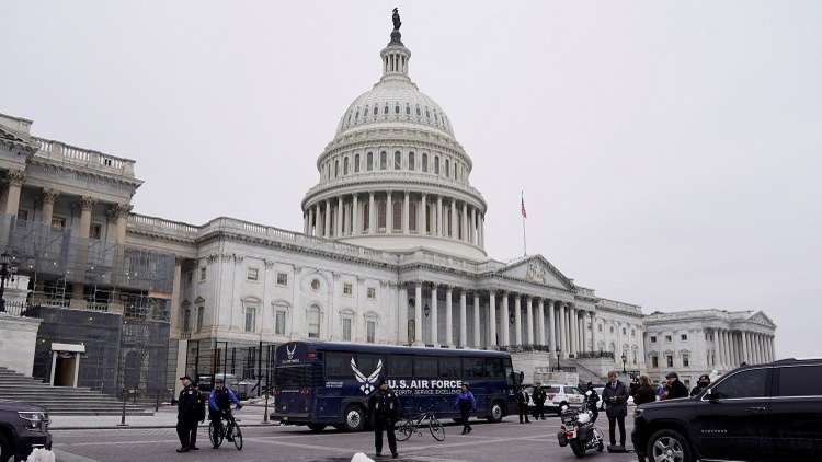 ترامب يصعد الخلاف مع المشرعين ويحرمهم من السفر