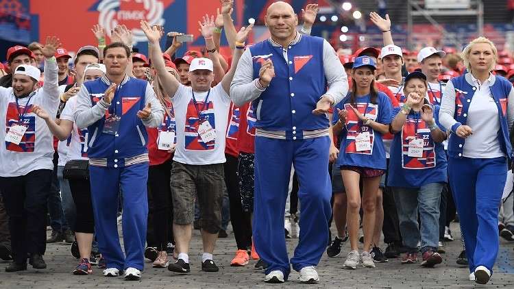 شاهد.. الملاكم الروسي العملاق نيكولاي فالويف يغطس في المياه المتجمدة