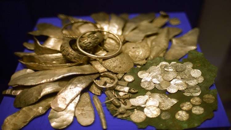 العثور على كنز من الذهب والتحف الإمبراطورية الروسية في أوزبكستان 