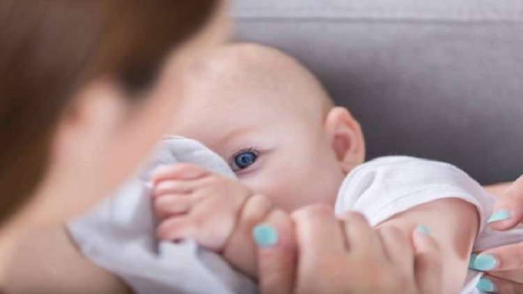 الرضاعة الطبيعية تحمي الأمهات من مرض عقلي 